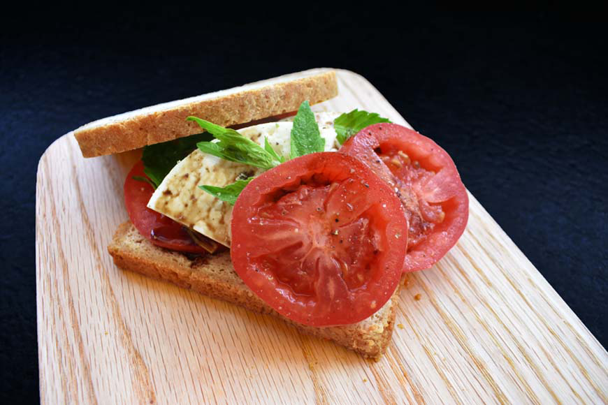 sandwich caprese con pan de caja vegano Deorno