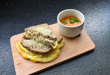 sopa de tomate con sandwich de queso con pan de caja vegano Deorno